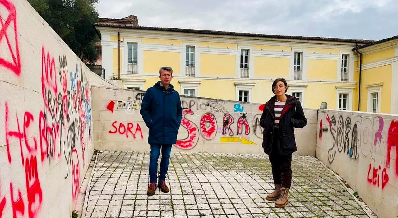 Sora, vandali in azione: deturpato l’auditorium dedicato a Vittorio De Sica