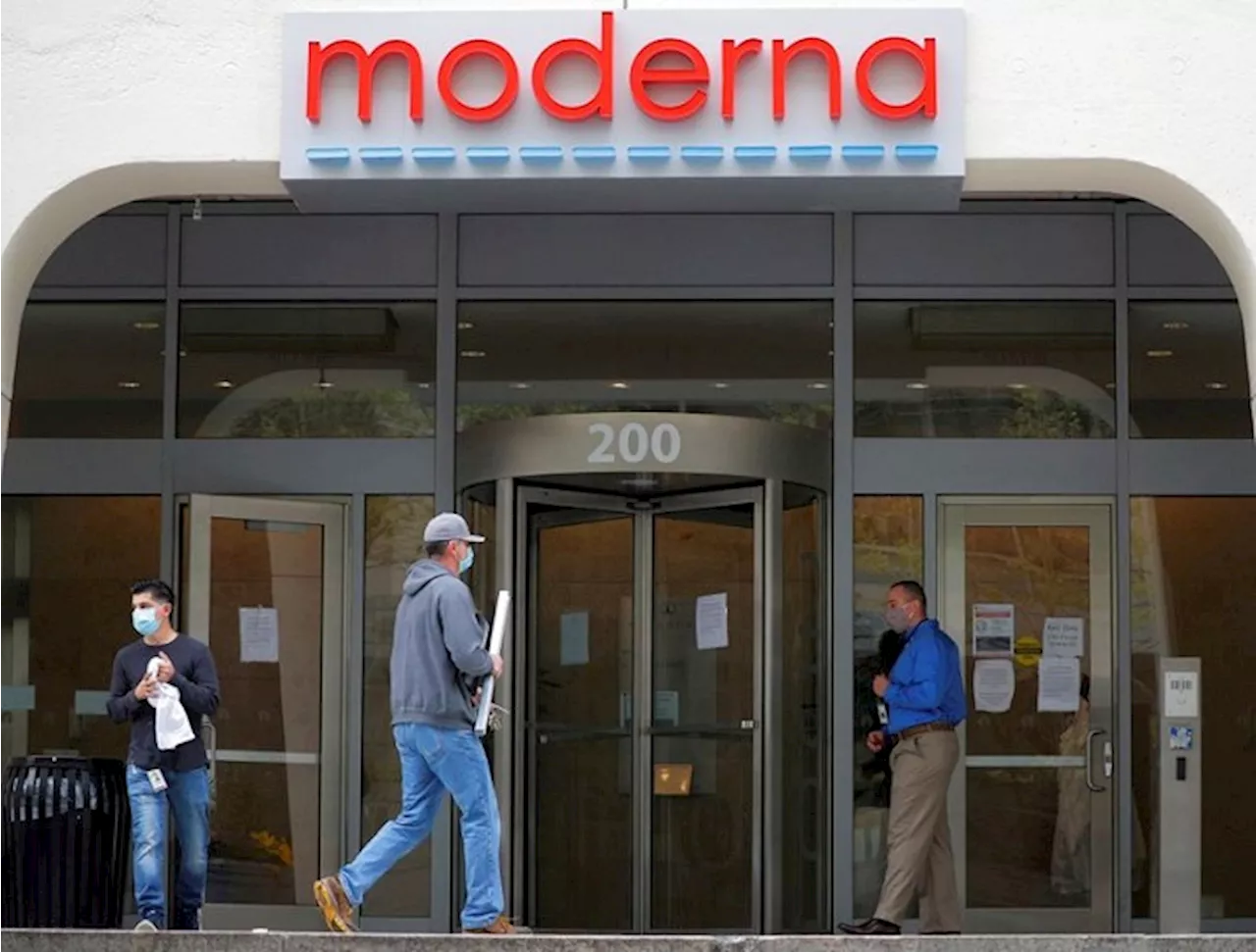 Moderna Shares Plunge as Revenue Guidance Cut