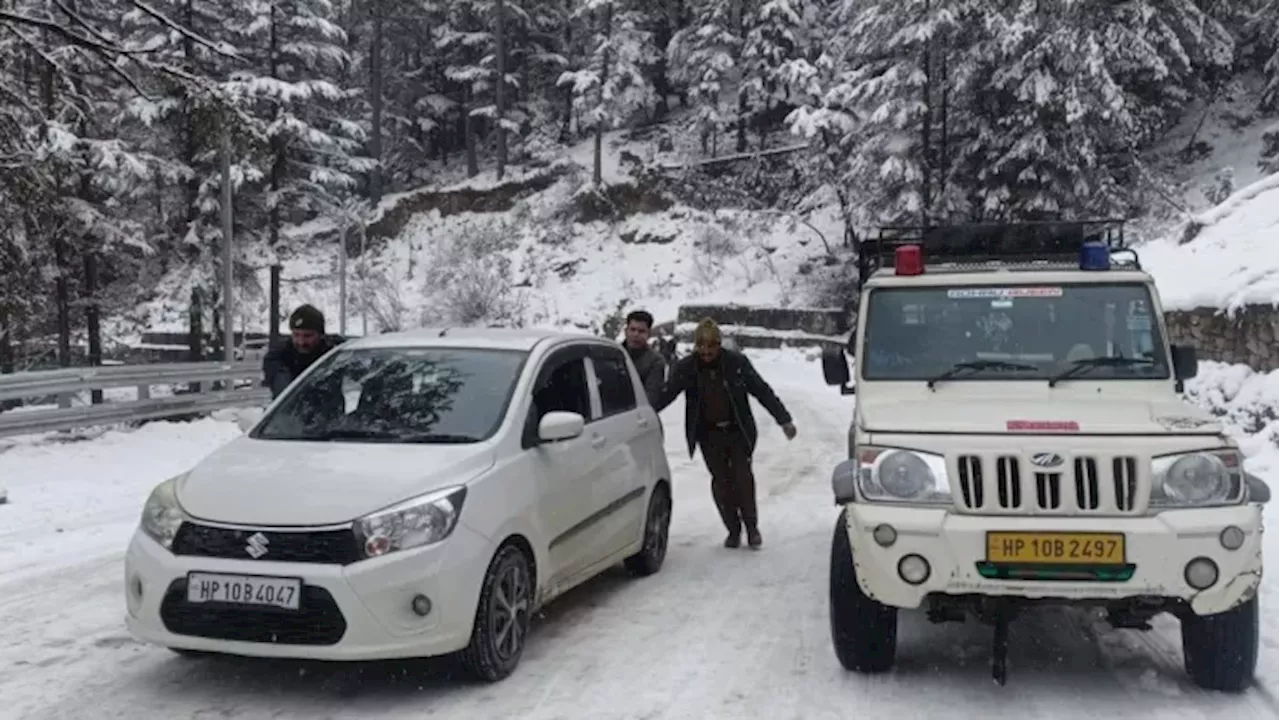 शिमला से आगे वाहन लेकर न जाएं पर्यटक, बर्फबारी के कारण सड़कों पर फिसलन; पुलिस ने जारी की एडवाइजरी