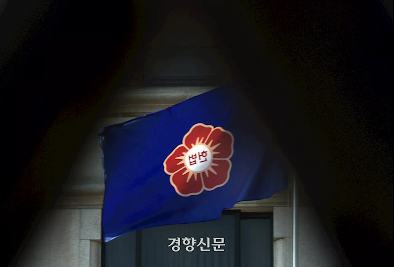 윤석열, 탄핵심판 첫 변론 앞두고 무더기 기피·이의신청···시작부터 파행되나