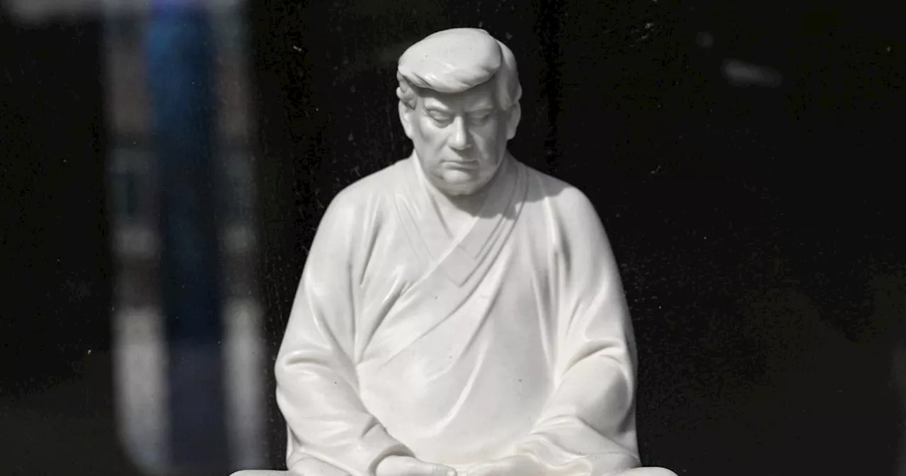 Trump En Porcelaine: L'Artisan Chinois Qui Rendre le Président en Bouddha