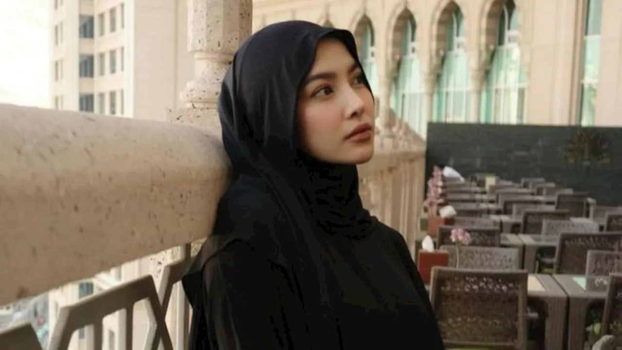 Mahalini Berumrah, Penampilan Berhijabnya Mencuri Perhatian