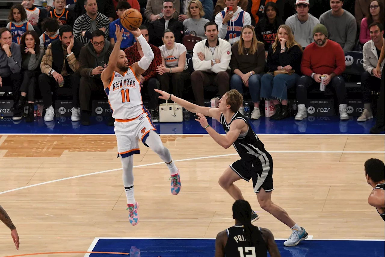 Brunson dazzles as Knicks rout Bucks