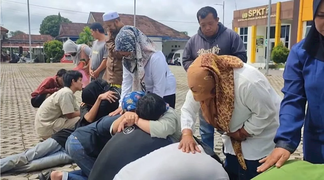 Ditangkap Polisi, Belasan Remaja Geng Motor Sujud di Kaki Ortu