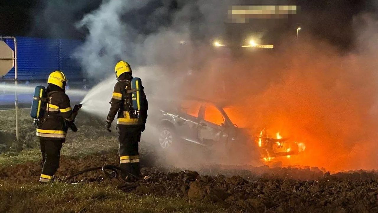 Fahrzeugbrand auf der S33 - Feuerwehr im Einsatz