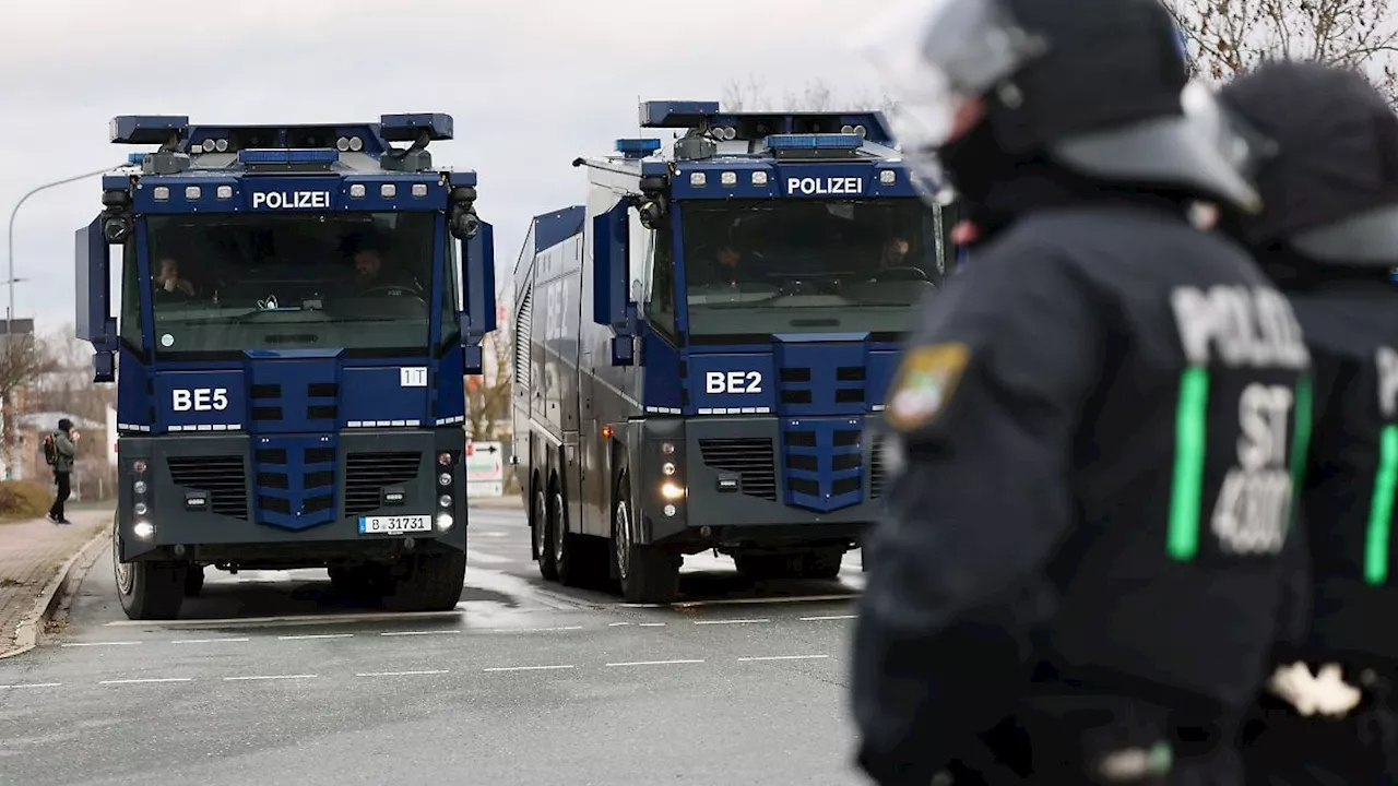 Polizistenhund stoßt Aktivisten - Video sorgt für Empörung in Riesa