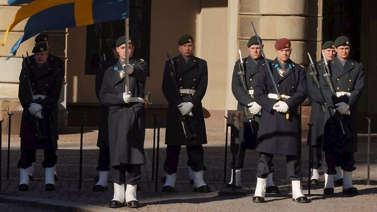 Unfall am Stockholmer Schloss: Soldat rammt sich bei Sturz Bajonett in Kopf