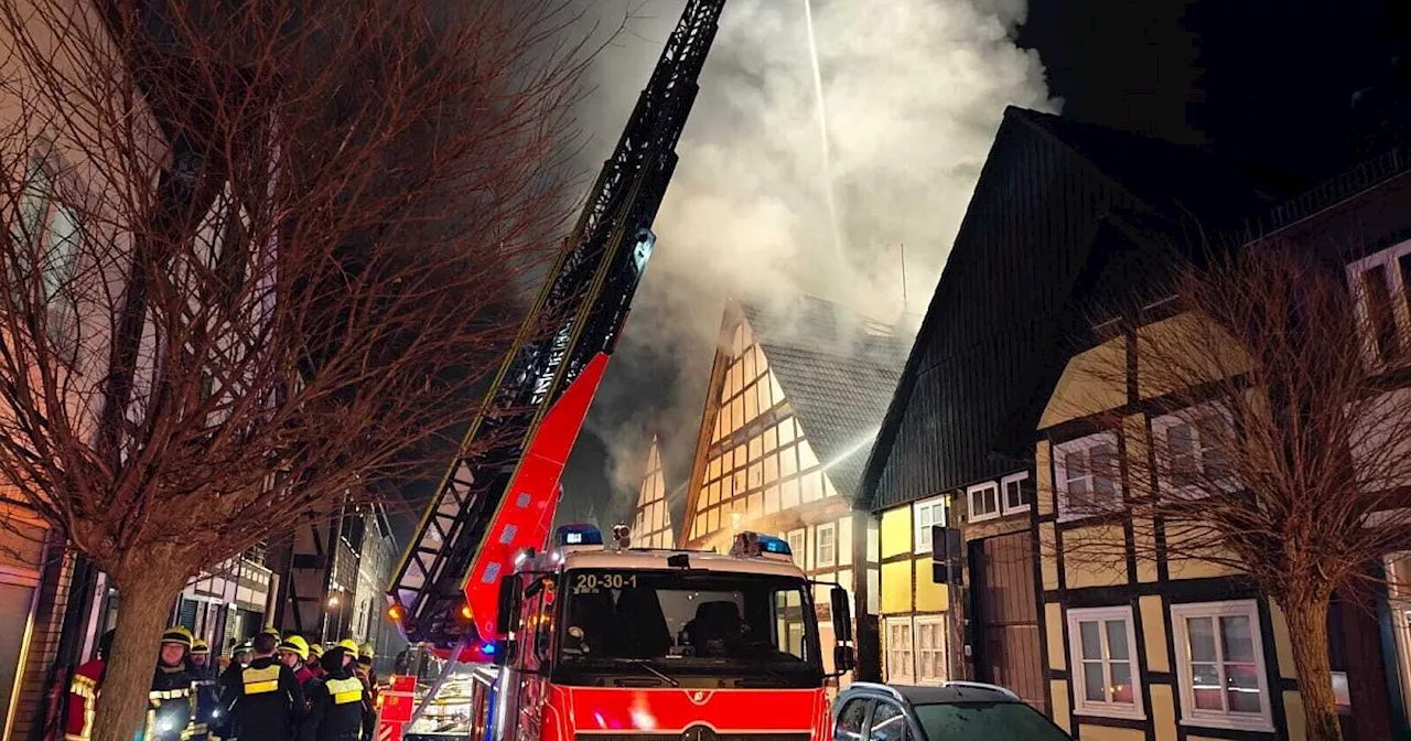 Dachstuhlbrand in der Innenstadt von Holzminden unter Kontrolle