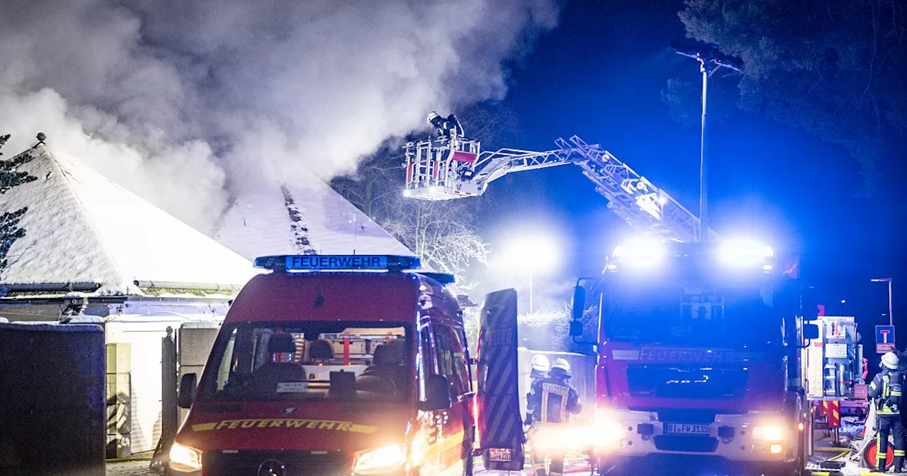 Schwierige Löscharbeiten: Garagendach brennt in Senner Wohngebiet