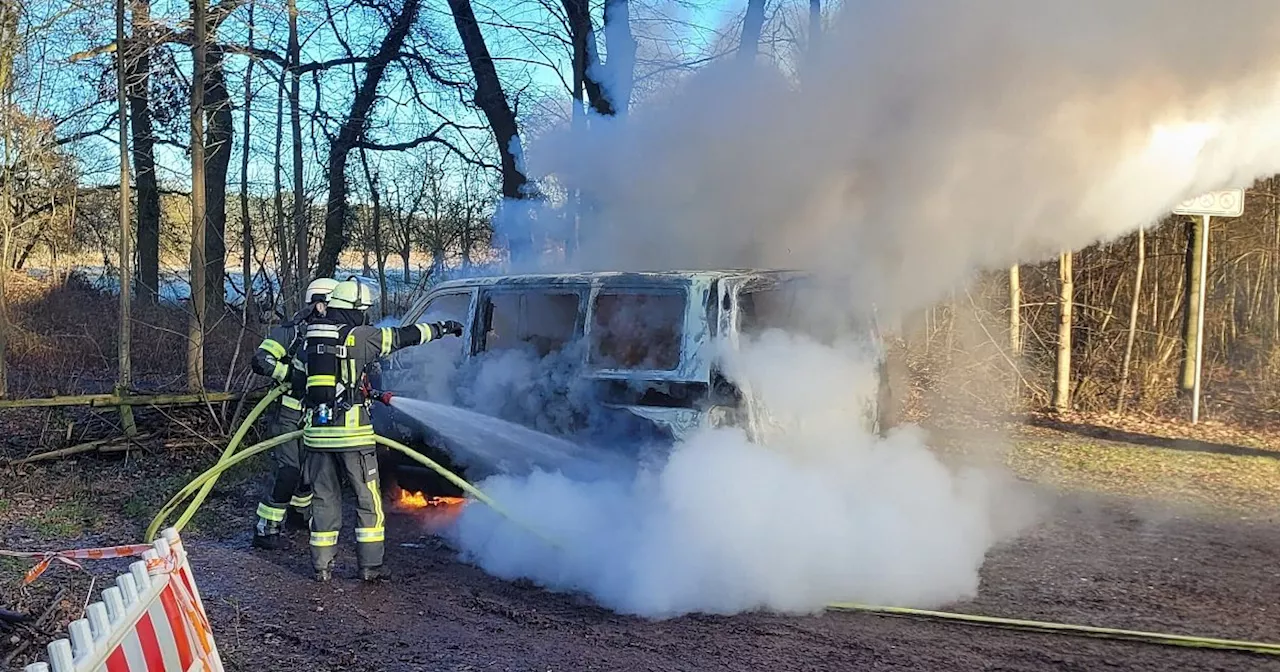 VW Bulli brennt komplett auf Parkplatz am Badesees Mindenerwald in Hille