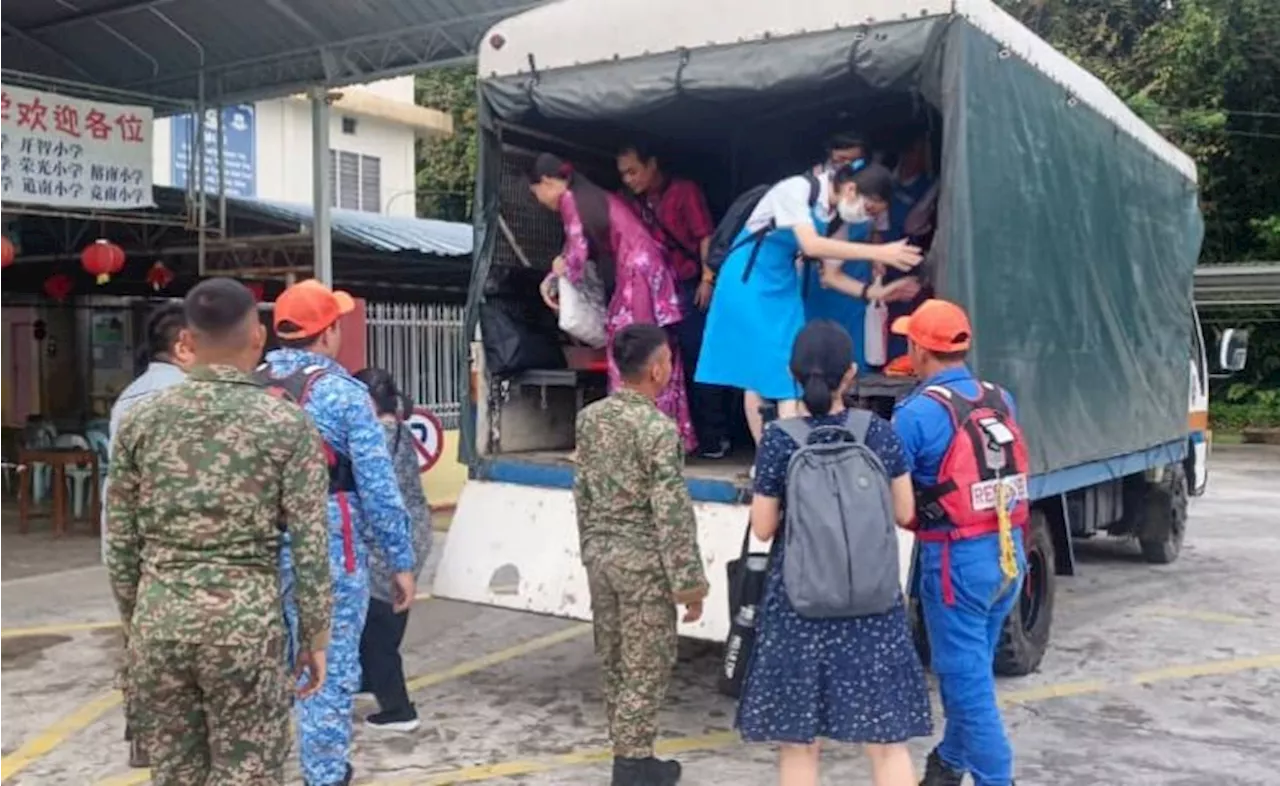 SPM candidates in Sarawak transported by Civil Defence Force due to flood