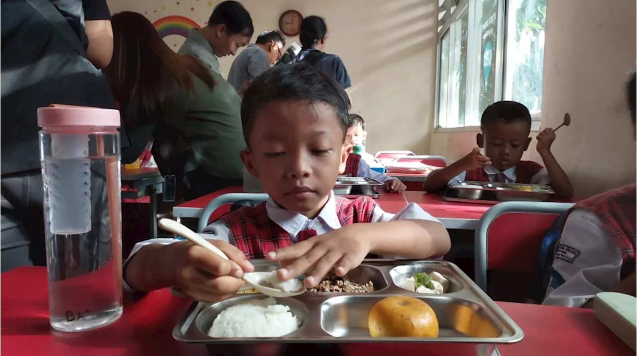 Kedatangan Todotua Pasaribu Disambut Meriah Saat Pembagian MBG di SDN Lengkong Gudang