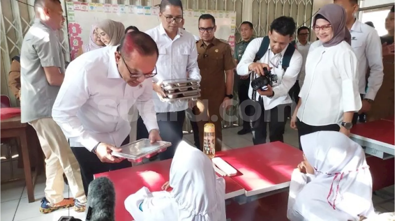 Wakil Menteri Todotua Bagikan Program Makan Bergizi Gratis di SDN Lengkong Gudang