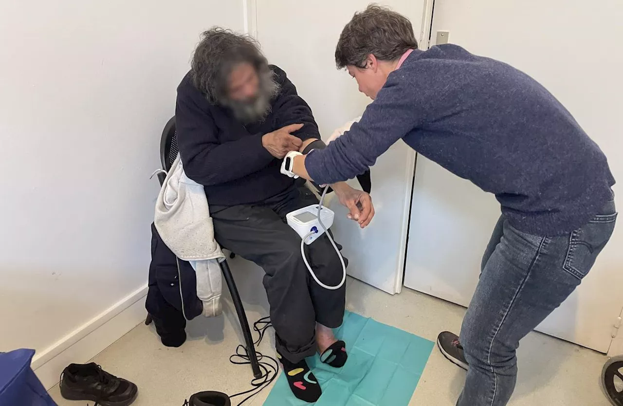 « Traiter l’urgence et assurer le relais sanitaire et social » : une équipe mobile de santé vient aux devants des plus précaires