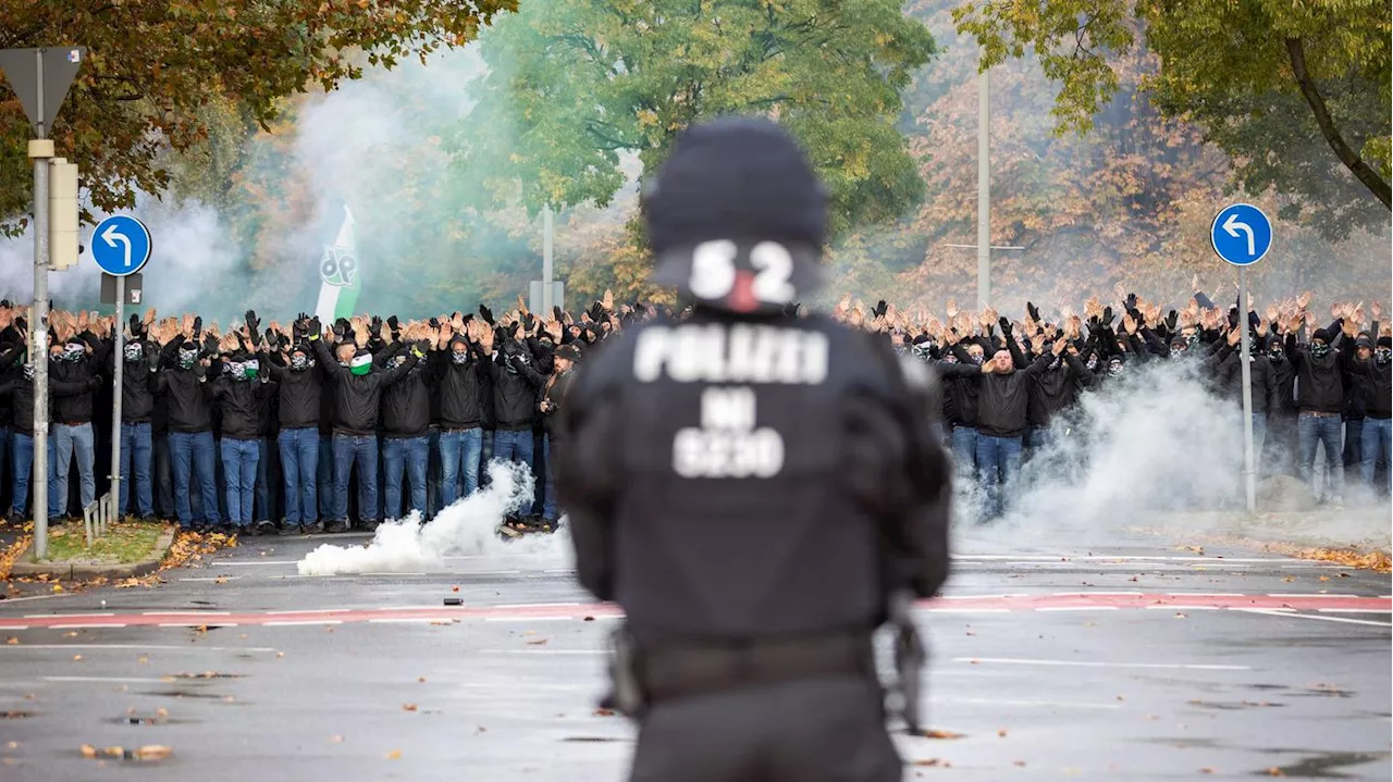 Wer zahlt bei Hochrisikospielen?: Bundesverfassungsgericht fällt Urteil im Streit um Polizeikosten im Fußball