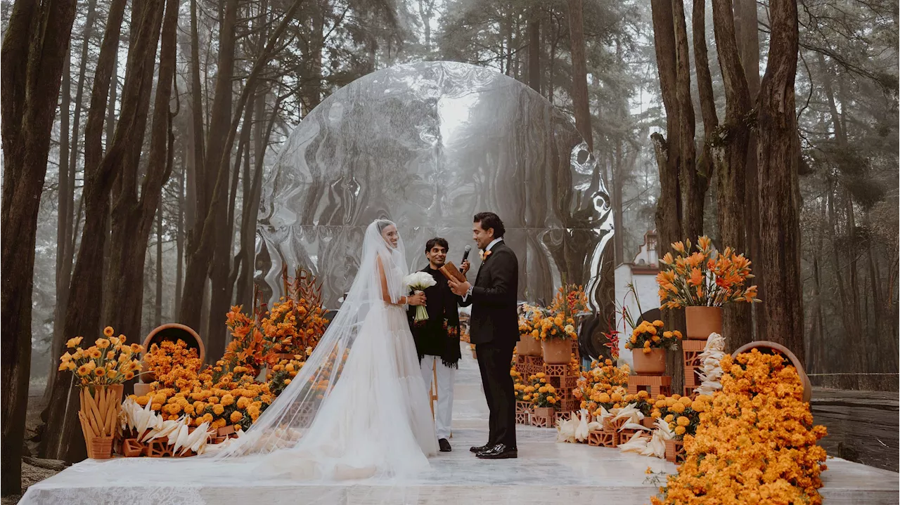 La mariée portait une robe Vera Wang pour son mariage dans un monastère vieux de 400 ans dans une forêt mexicaine