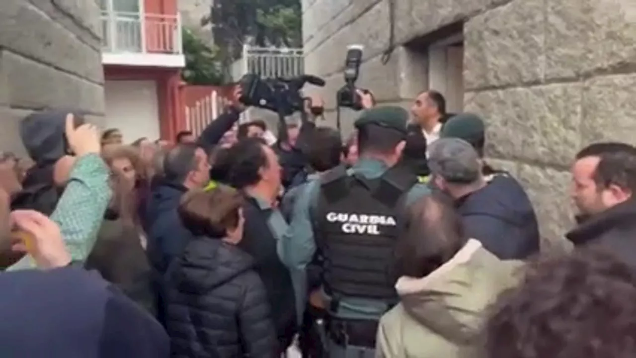 VÍDEO: Una concentración vecinal consigue que unos okupas abandonen una vivienda en Pontevedra