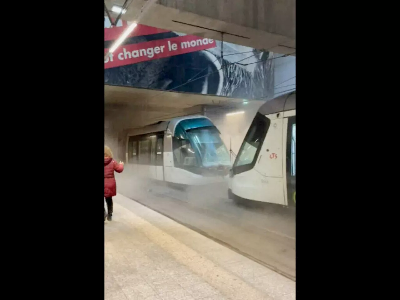 Accident entre deux trams à Strasbourg : la CTS autorisée à démarrer l'extraction des rames