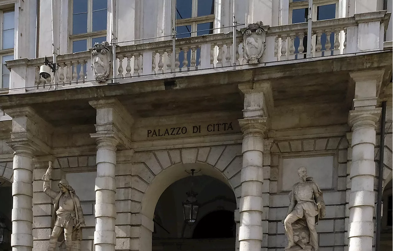 Bufera sul consigliere per parole contro le donne