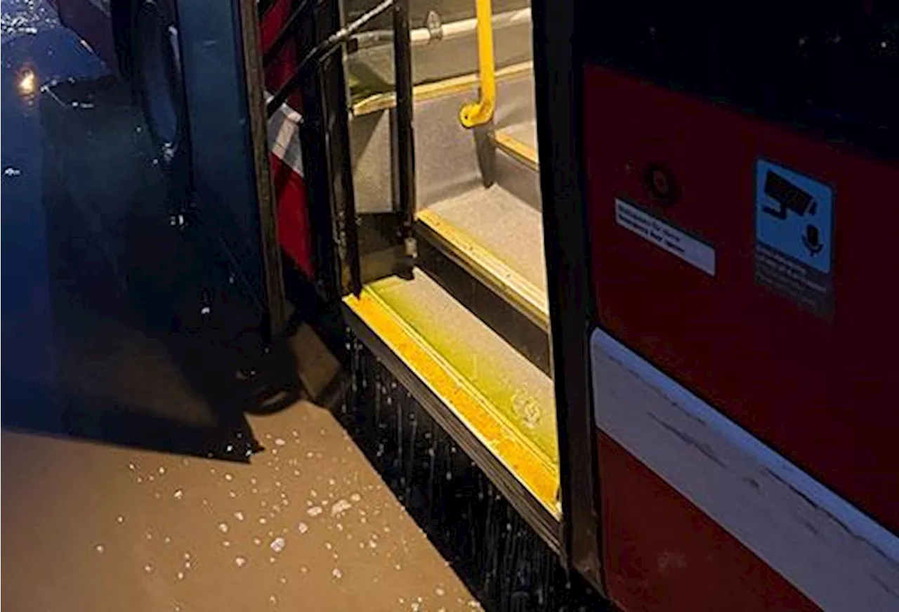 Panik på buss efter läcka av het grön vätska