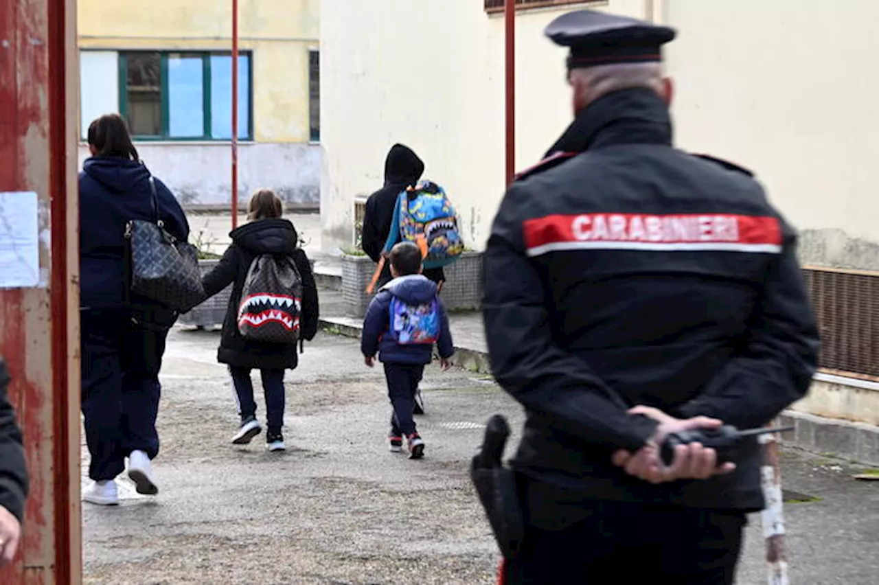 Abusi su alcuni alunni, arrestata la prof di sostegno che fu aggredita dai genitori