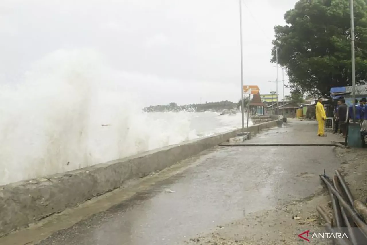 BMKG sebut siklon 99S picu kenaikan gelombang laut di NTT