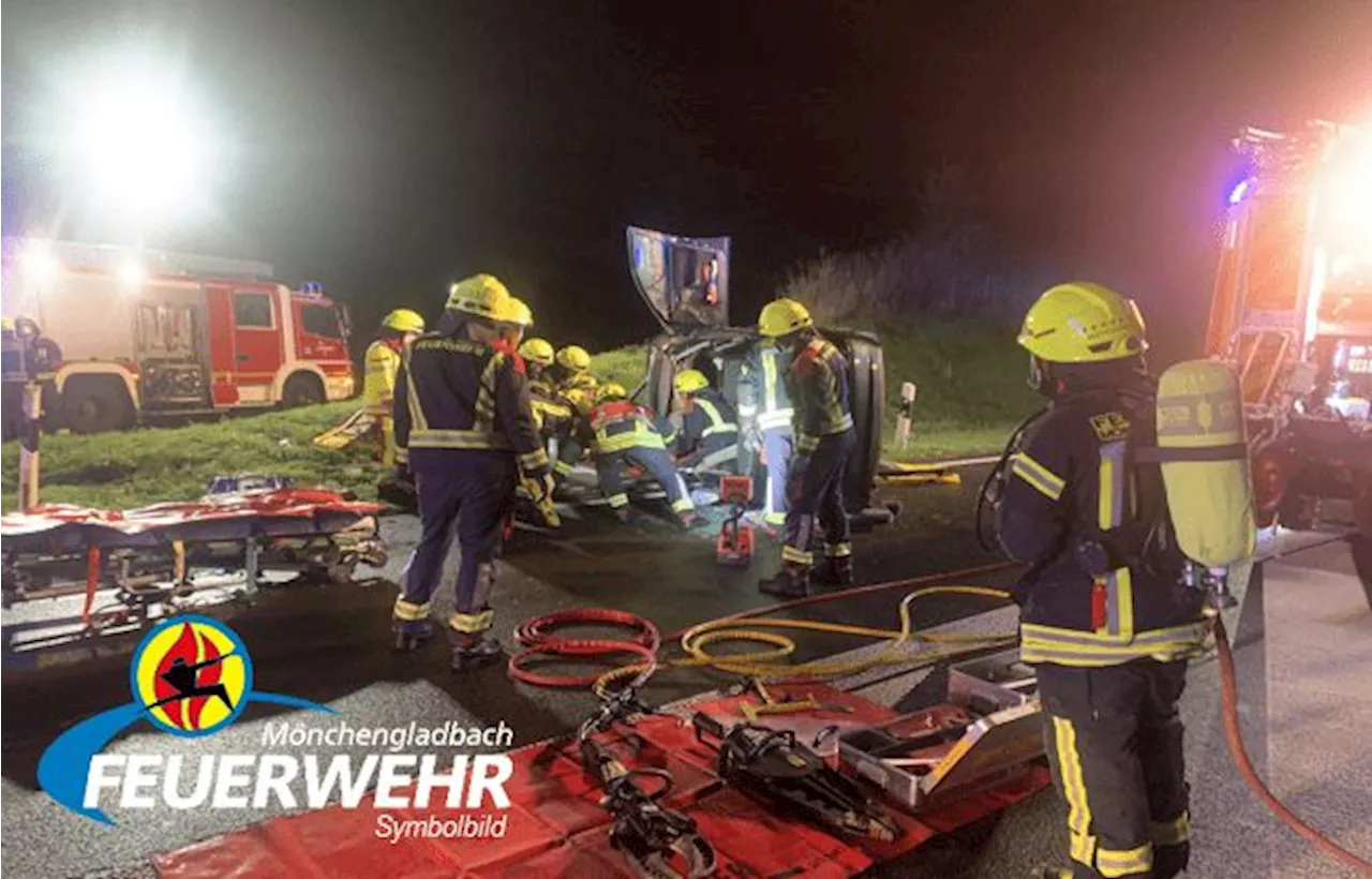 Verkehrsunfall im abendlichen Berufsverkehr: LKW kollidiert mit PKW - gesamte Familie ins Krankenhaus gebracht