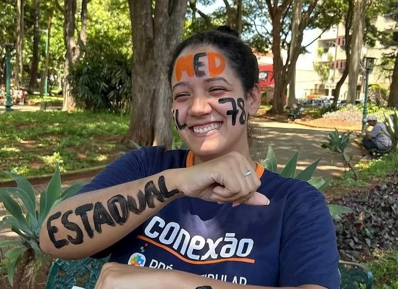 Após 10 anos de cursinho, estudante celebra aprovação em medicina