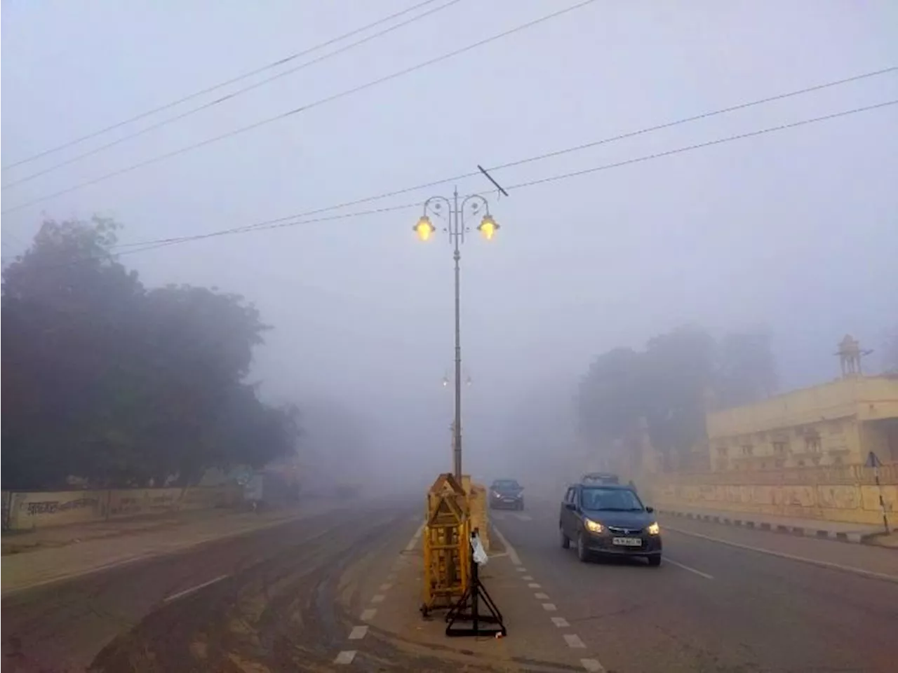 जैसलमेर में कड़ाके की ठंड, कोहरा घिरे, तापमान 12 डिग्री तक गिरने से लोगों का हाल बिगड़