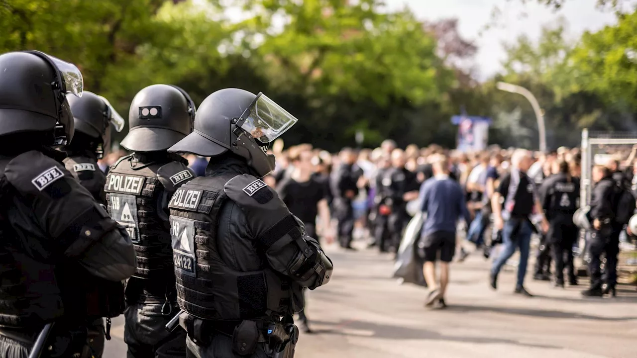 Hochrisikospiele im Fußball - Kritik von Fan-Organisationen am Polizeikosten-Urteil