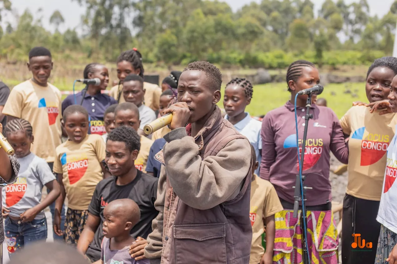 Música para ayudar a olvidar la guerra a los niños desplazados en República Democrática del Congo