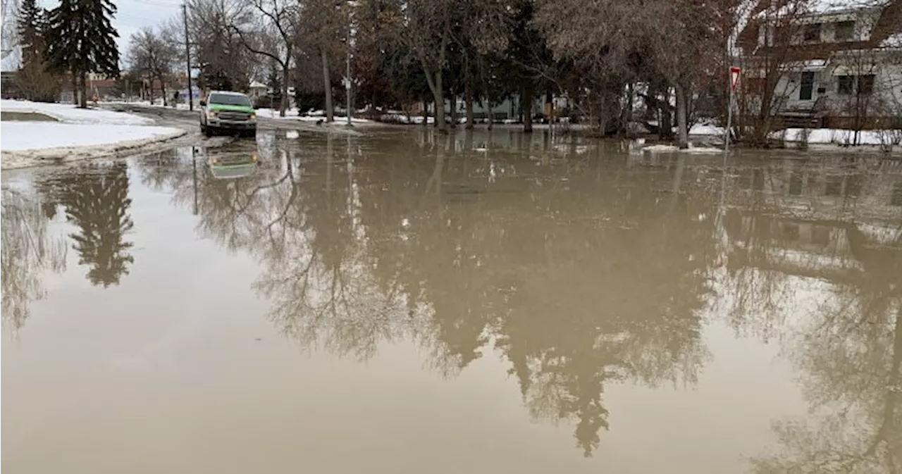 Crews respond to central Edmonton water main break, ask drivers to avoid area