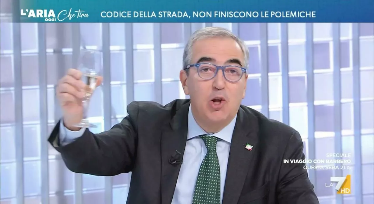 Codice della Strada, Gasparri beve un bicchiere di prosecco in diretta tv e fa il test dell'etilometro: l'esit