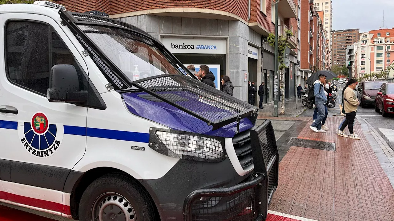 La Ertzaintza busca al ladrón que asaltó una sucursal bancaria en Bilbao