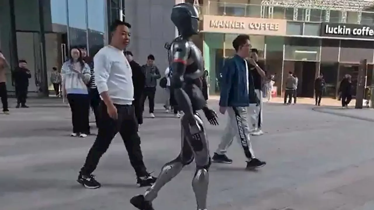 Humanoid robots gangstil får folk til at stoppe op