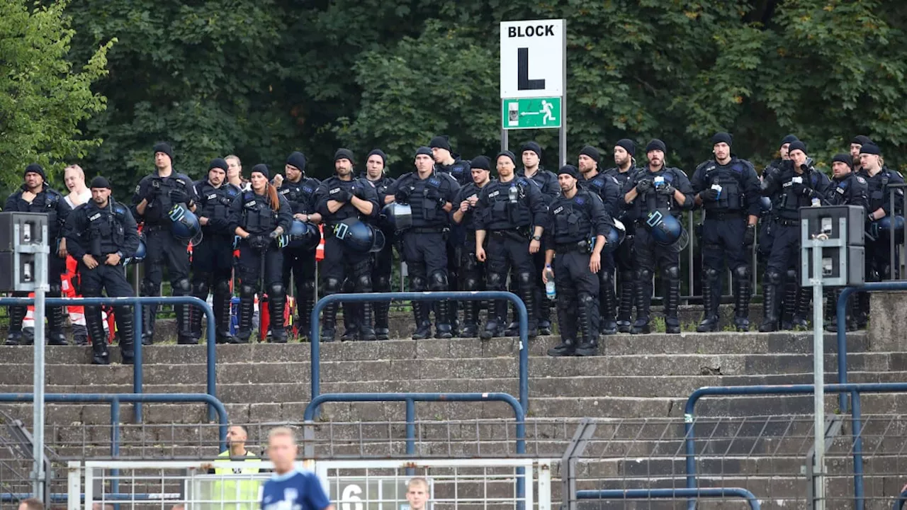 Bundesverfassungsgericht: Polizei-Kosten für Hochrisikospiele sollen vom Profifußball getragen werden