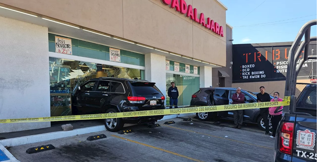 Camioneta se estrella contra farmacia tras error del conductor