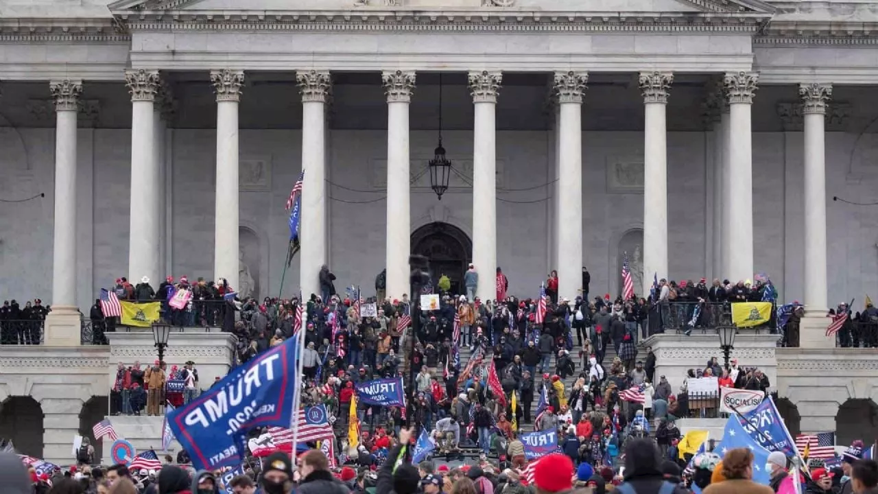 Abogados de Trump buscan evitar difusión del informe sobre interferencia electoral de 2020