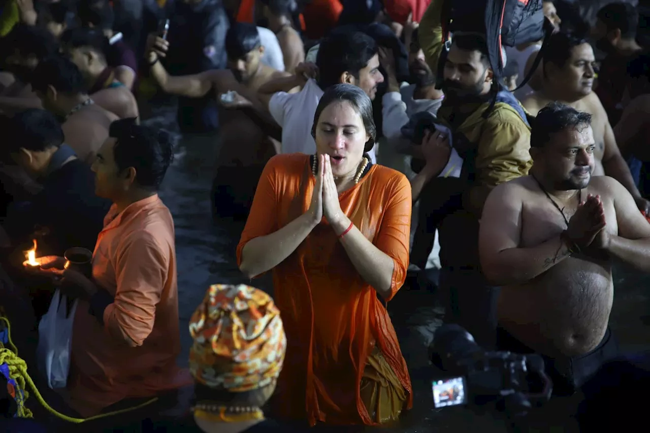 Maha Kumbh Live : महाकुंभ के पहले अमृत स्नान में उमड़ा जनसैलाब, विदेशी भक्तों ने भी लगाई आस्था की डुबकी