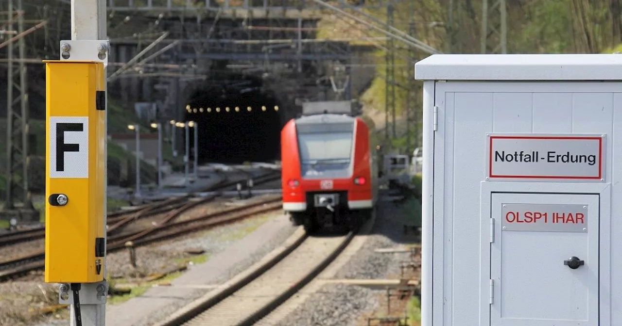 Streckensperrung aufgehoben: Gefahr durch große Eiszapfen im Bahntunnel bei Altenbeken