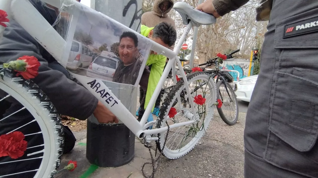 Arafet ucciso sulla Tiburtina, posizionata una bici bianca in sua memoria