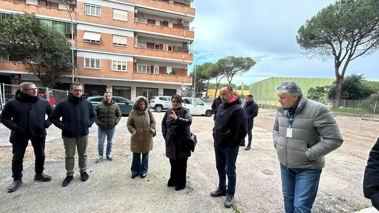 Roma, riconsegnata l'area danneggiata dalla maxi voragine: lavori in corso per la riapertura della strada