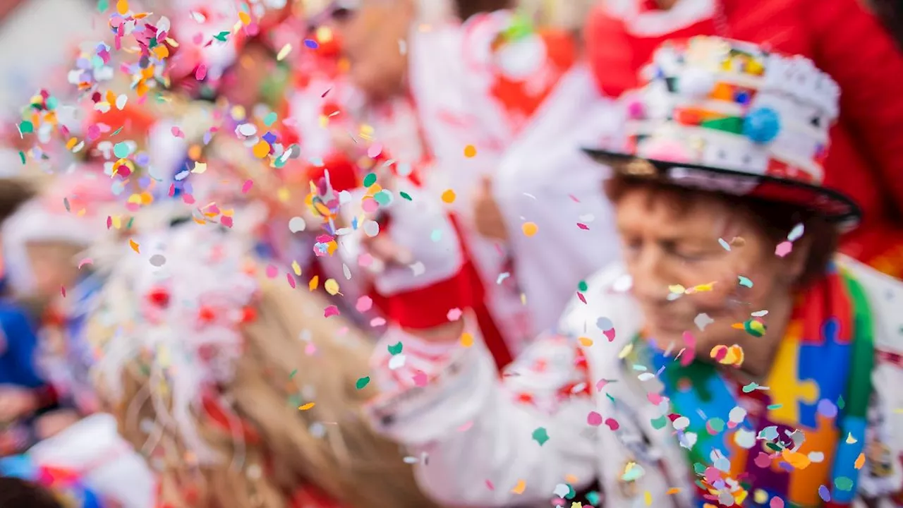 Karneval in Aachen: Sänger muss auf der Bühne wiederbelebt werden!