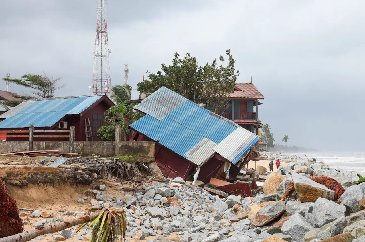 Huge Waves Force Evacuations in Terengganu