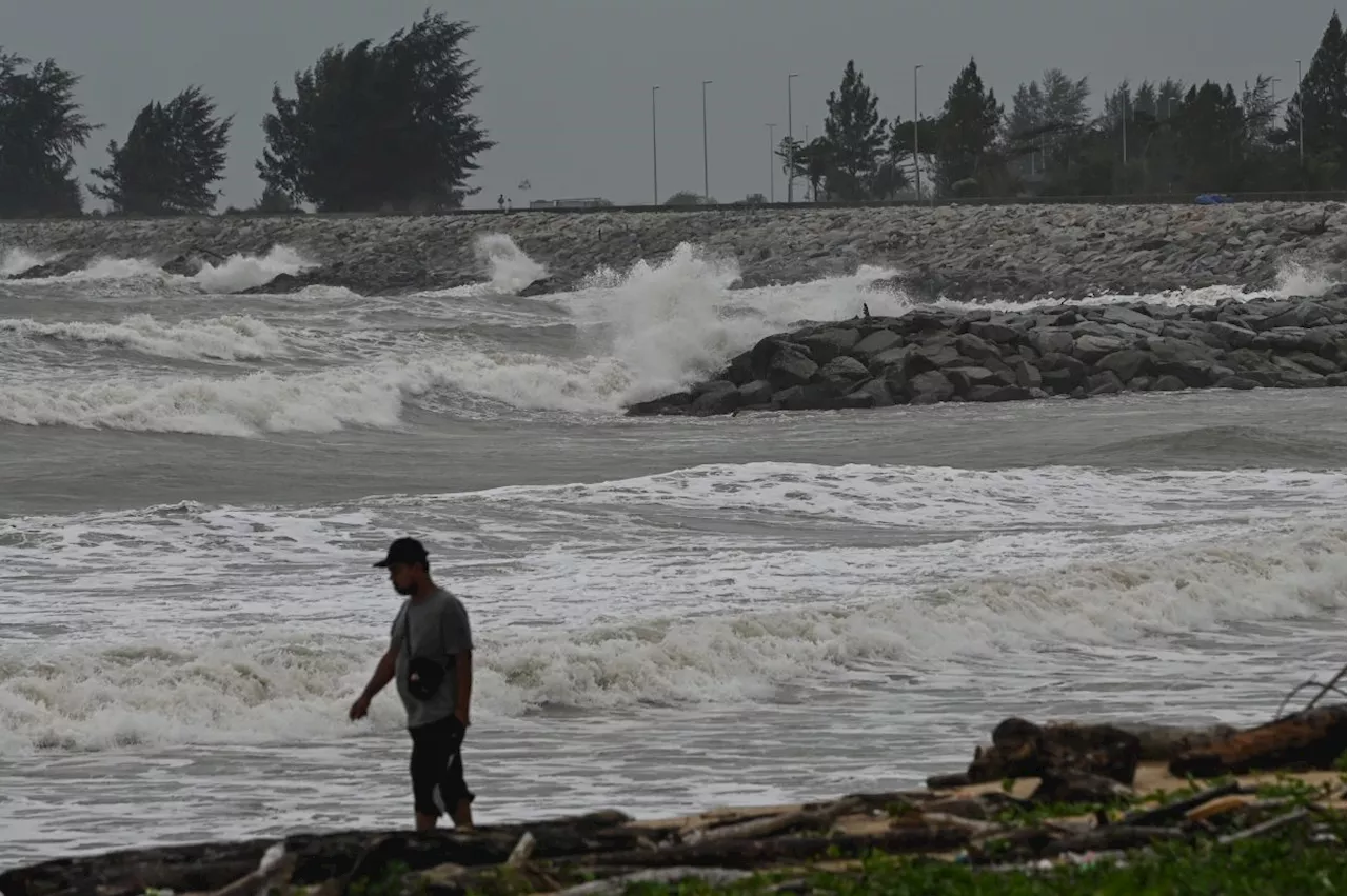 Terengganu Reels from Massive Waves and High Tides, Evacuations Ordered