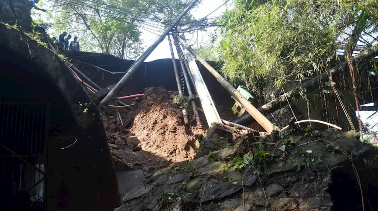 Longsor Mendaras di Desa Pandasari, Bogor, Dua Rumah Rusak dan Warga Mengungsi