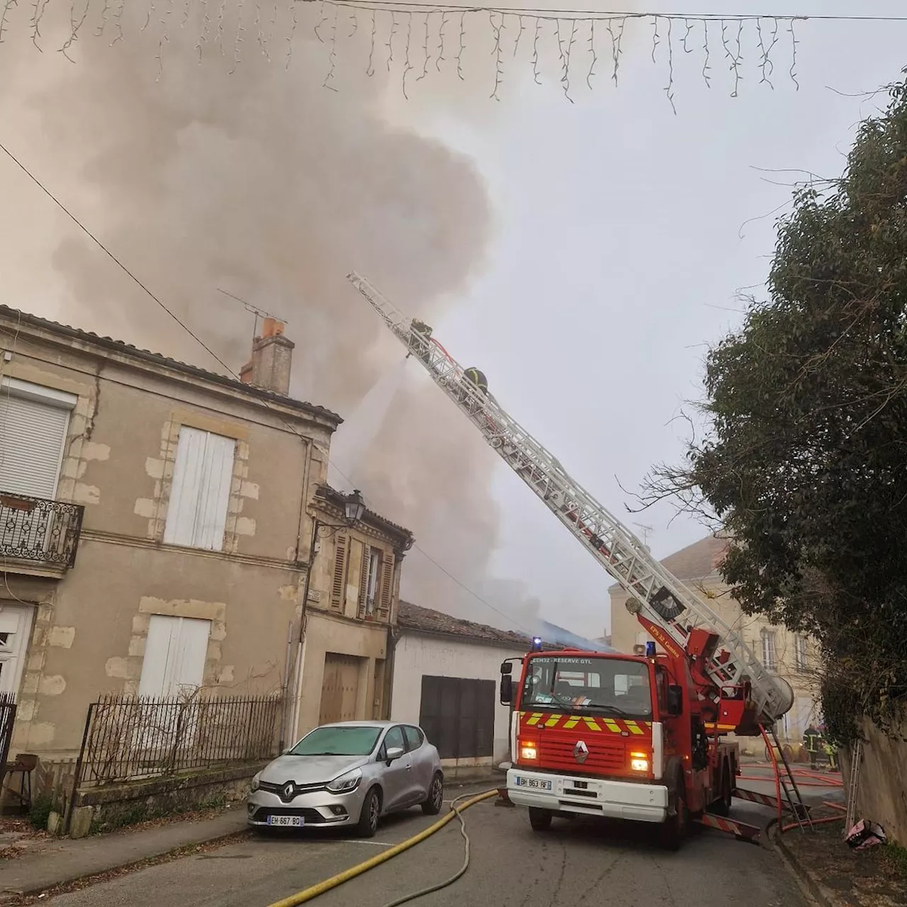 Incendie dans le centre-ville de La Réole : un immeuble et un garage détruits