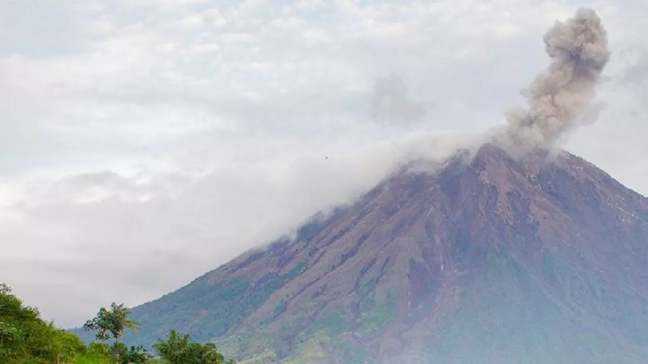 Gunung Semeru Erupsi 16 Kali dalam Satu Hari