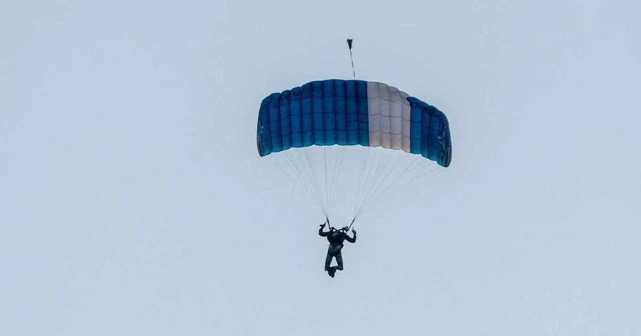 Turista chileno pratica base jump no Hotel Hilton de Copacabana, Rio de Janeiro