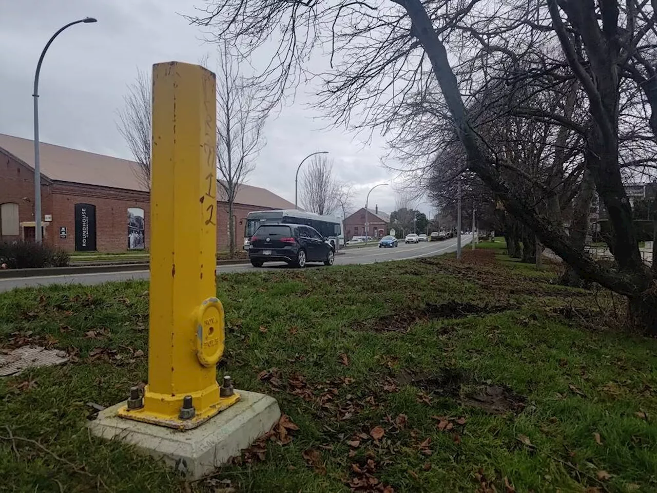 Drivers hit streetlamp in Victoria, utility pole in Nanaimo in weekend crashes